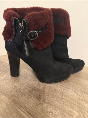UGG Australia Boots Women's Scarlett Sheepskin Black Suede Bootie  Size 7